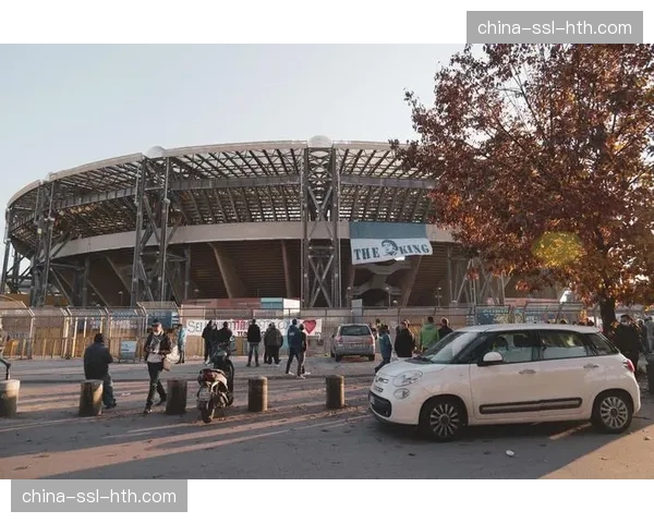 那不勒斯主场马拉多纳球场完成穹顶微型无人机阵列安装,用于赛中灯光秀与信息展示 那不勒斯主场马拉多纳球场完成穹顶微型无人机阵列安装,用于赛中灯光秀与信息展示